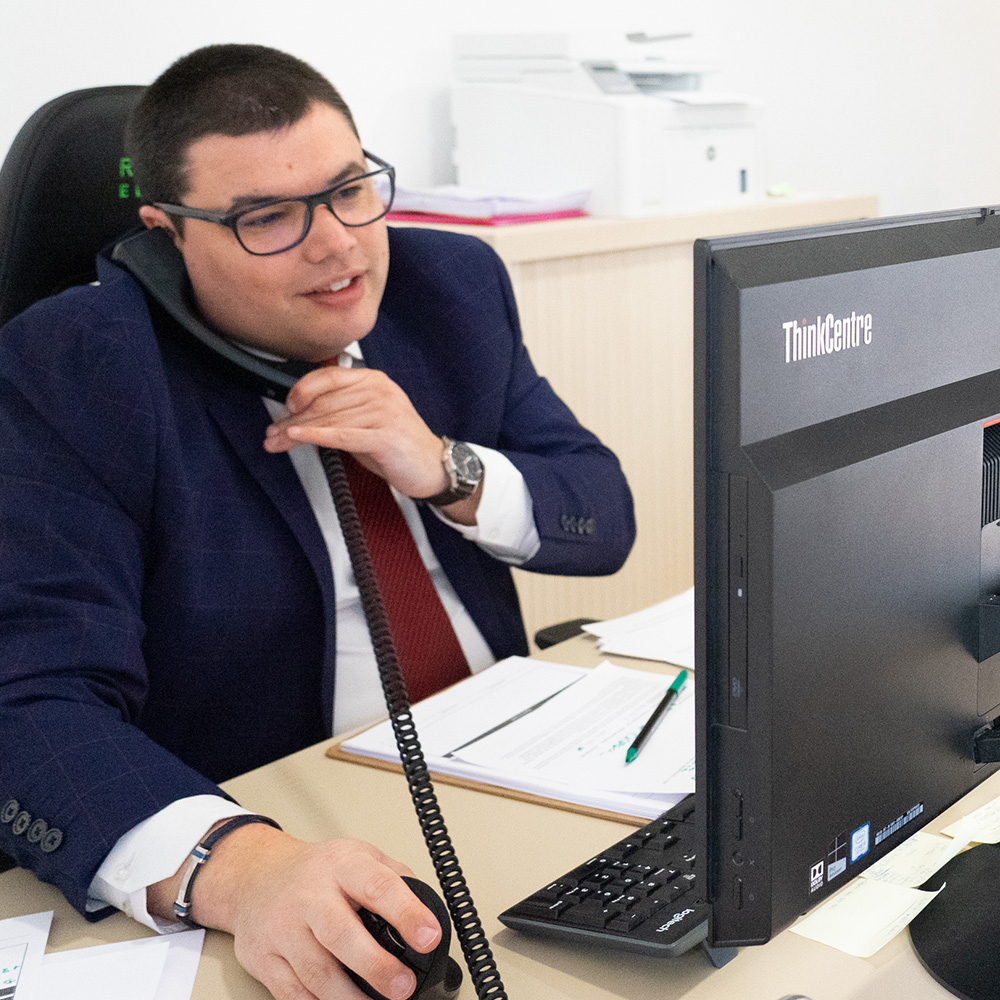 asesor-atiende-al-telefono