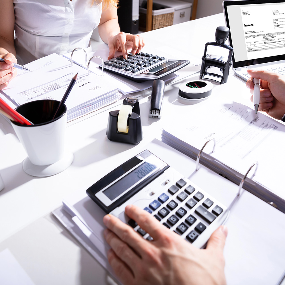 empresarios-calculando-finanzas