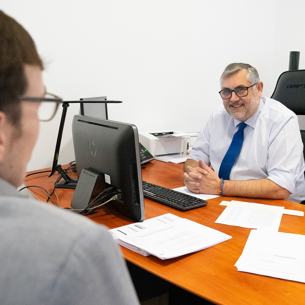 persona-recibe-asesoria-oficina